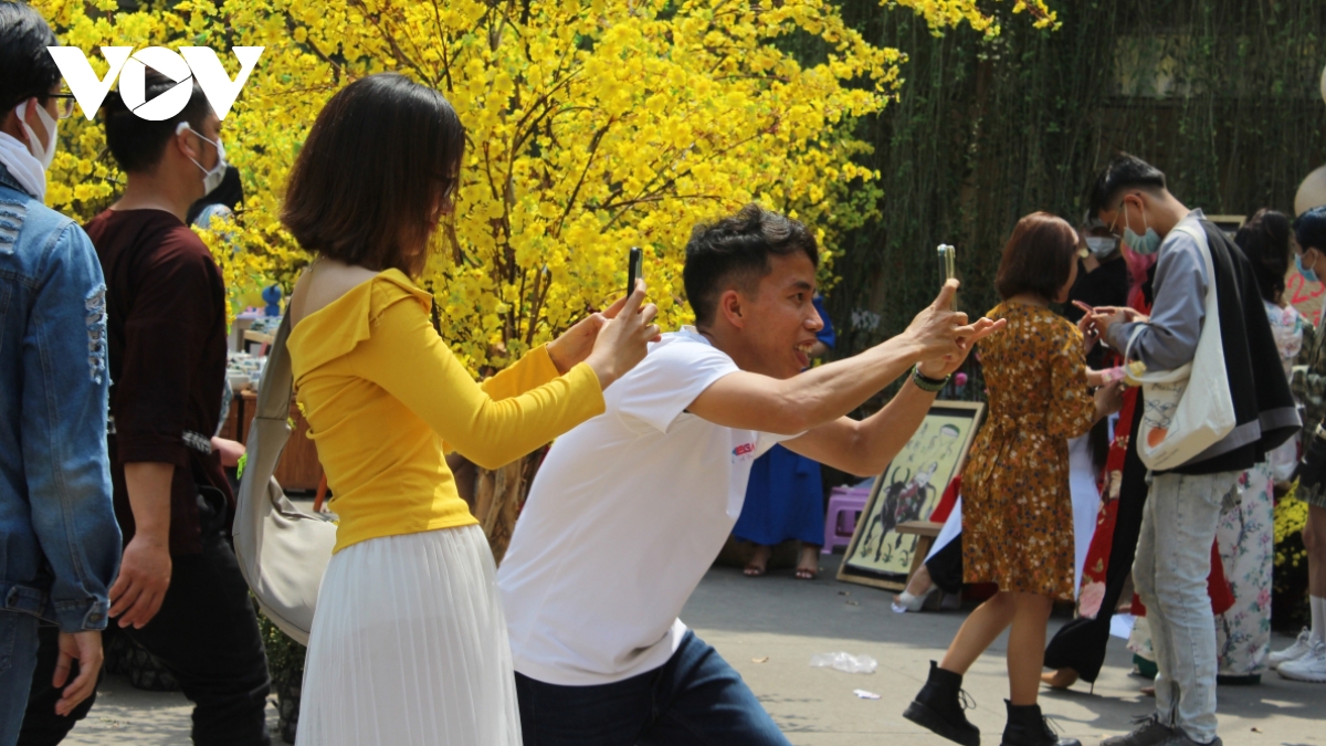 HCM City residents ignore COVID-19 face mask rules